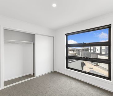 Low-Maintenance Townhouse – Perfect for Modern Living - Photo 5