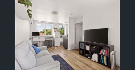 Top-Floor Tranquillity with Panoramic Leafy Views – FULLY FURNISHED - Photo 3