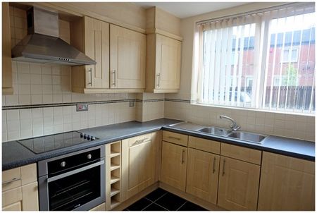 6 Bed House Close to City Centre & both Universities - Photo 4