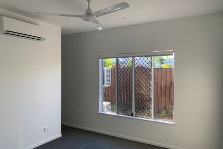 SPACIOUS FAMILY DUPLEX IN THE HEART OF BLUEWATER ESTATE - Photo 2