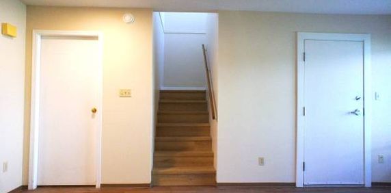 TWO BEDROOM PET FRIENDLY TOWNHOUSE - Photo 2