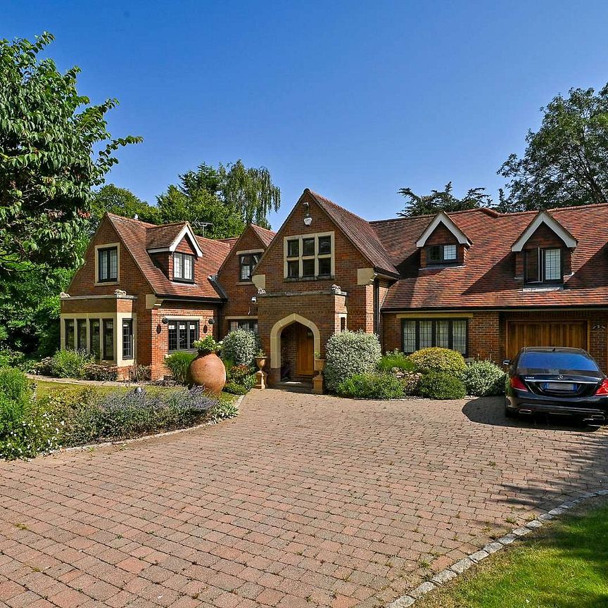 A secluded family home located in the beautiful village of Cookham Dean offering furnished accommodation - Photo 1