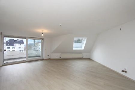 Wunderschöne und moderne Maisonette-Wohnung mit Balkon, EBK und PKW-Stellplatz in zentraler Lage - Photo 3