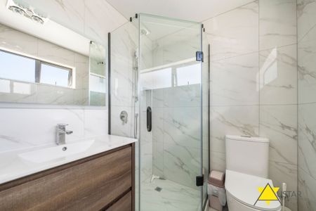 Modern Fully Furnished Family Home in Te Atatu South - Photo 2