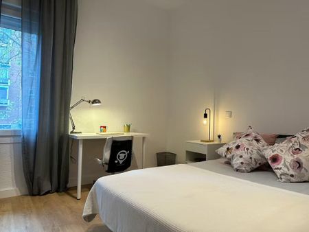 Calle del Doctor Esquerdo, Madrid, Community of Madrid 28028 - Foto 2