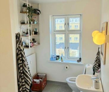 Rummelig 3-værelses lejlighed med lys og charme - Foto 1