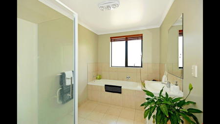 Charming 4BR Bayview Retreat - Cat-Friendly! - Photo 2