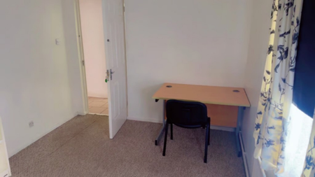 1 bedroom in a house share to rent - Photo 2