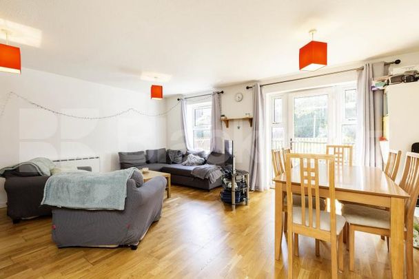 3 bedroom 1 bath close to Seven Sisters Road station with a garden - Photo 1