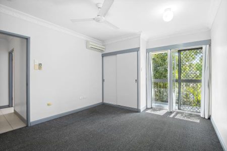 SPACIOUS 3 BEDROOM TOWNHOUSE IN WEST END - Photo 4