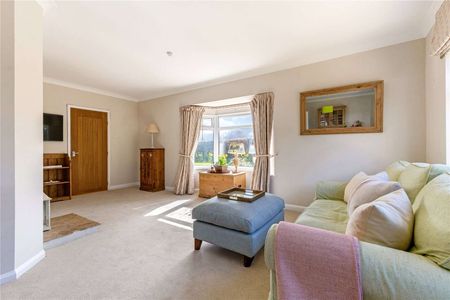 Detached house in desirable Village location with countryside views - Photo 2