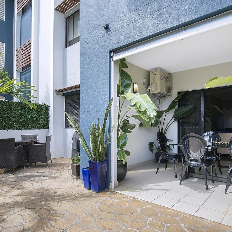 Welcome to the courtyard of your dreams in a fantastic location! - Photo 1