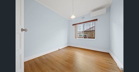 Renovated Coastal Retreat Moments from Coogee Beach - Photo 2