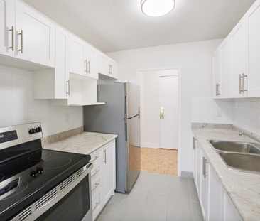 Large, Bright, Renovated 3 BD in PRIME Etobicoke! - Photo 1