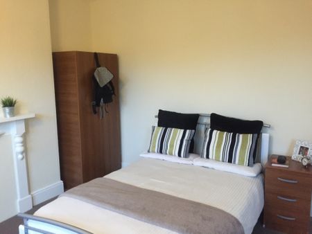 4 Bedroom Semi Detached To Rent in Lenton - Photo 3