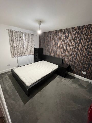 5 Bed Semi-Detached House, Jasmine Close, IG1 - Photo 5