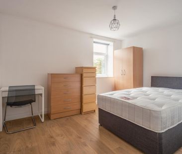 4 bedroom flat to rent - Photo 6