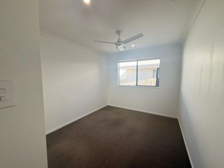 Spacious 4 Bedroom, 2 Bathroom Family Home - Photo 2