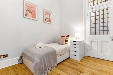 4 bedroom flat to rent - Photo 3