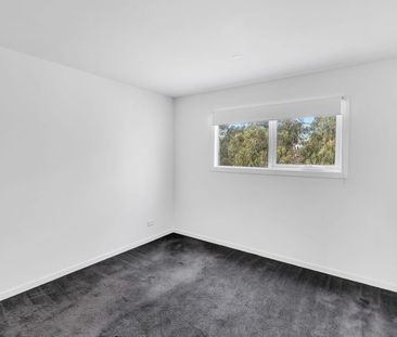 TRIPLE STORY THREE BEDROOM TOWNHOUSE - Photo 2