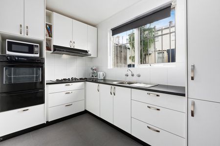 Ground Floor Secure Apartment in Prahran - Photo 3