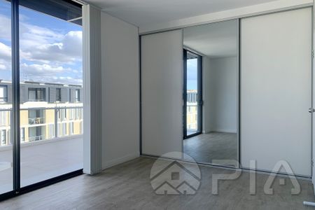 Nearly New Luxury Two bedrooms Apartment with Nice View in Sydney's sought after location - Photo 2