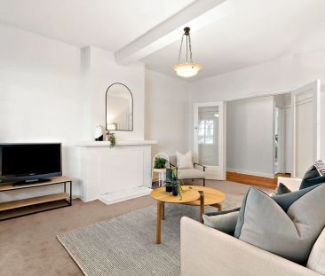 North Facing, Spacious Art Deco – Ground Floor - Photo 1