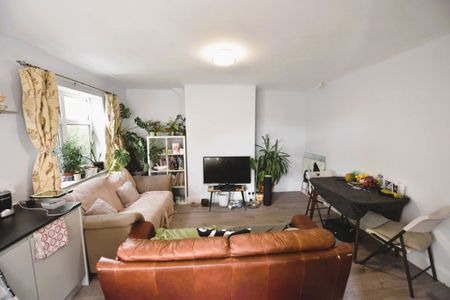 4 bedroom House in Newport View, Leeds - Photo 5