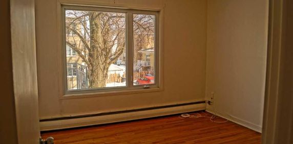 GRAND 4 1/2 dans Cité-Limoilou (avenue Duval). 2e étage. Très propre. - Photo 2