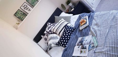 Highbridge Close Room 4 - Photo 3