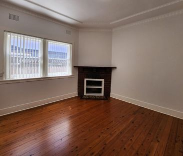 Newly Refurbished Three Bedroom Home - Photo 1