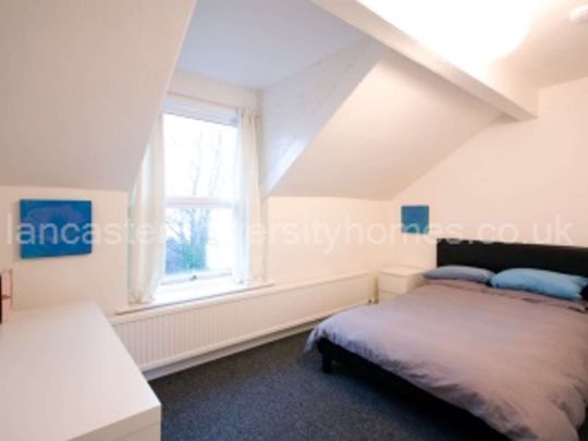 Modern 5 bedroom home ideally located close to the town centre. Room 2 - Photo 1