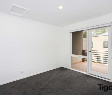 Modern 3 Bedroom Townhouse in Ideal Kensington Location - Photo 4