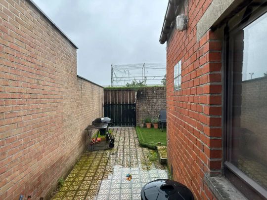 Woning met vier slaapkamers en uitweg achteraan te Wielsbeke - Photo 1