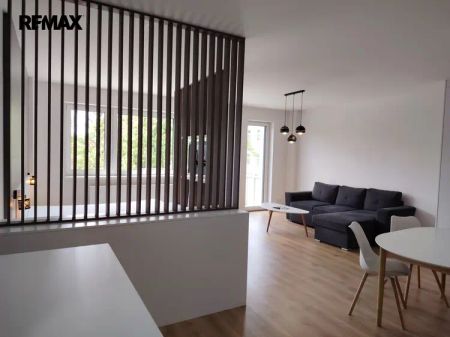 Pronájem nadstandardního bytu 1+kk, balkon, parkovací stání - Fotografie 3