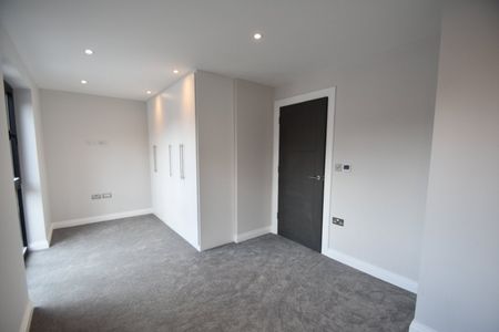 Oak End Way, Gerrards Cross, Buckinghamshire,SL9 - Photo 2
