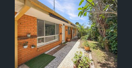 Bright & Versatile 3-Bedroom Unit in Prime Park Beach Location - Photo 3