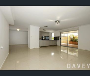 STYLISH RENOVATED 3 BEDROOM 2 BATHROOM TOWNHOUSE - Photo 2