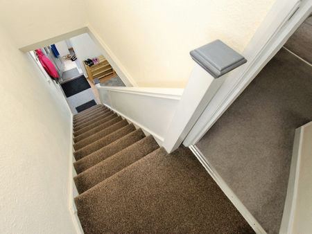 Flat to rent on - Photo 2