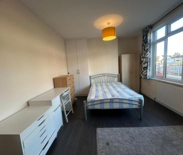 1 bedroom in a flat share to rent - Photo 1