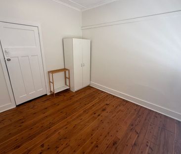 QUIET STREET.... * 1 WEEK FREE RENT* - Photo 2