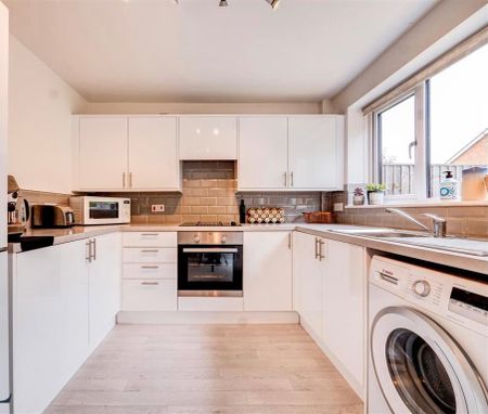 2 Bed Semi-Detached House, Lindale Close, NG2 - Photo 3