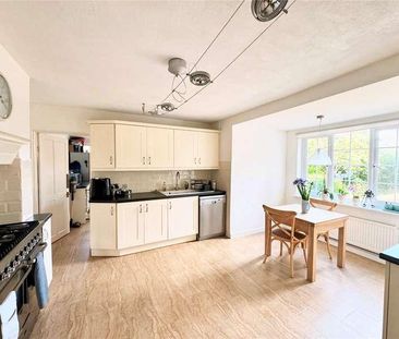 The Crescent, Farnham, Surrey, GU9 - Photo 2