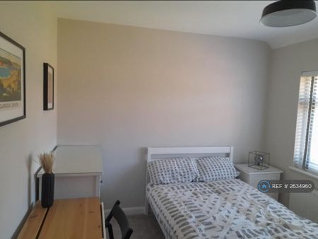 1 bedroom in a house share to rent - Photo 2