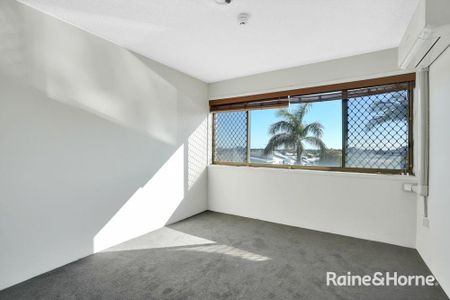 Low-Maintenance Living in a Convenient West Gladstone Location - Photo 4