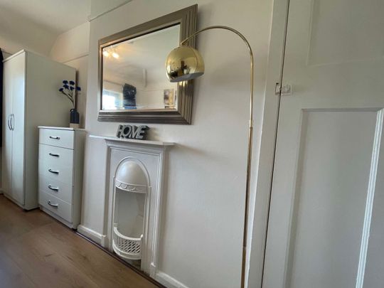 Newly Refurbished Double Room **Great Local Amenities** Room 2 - Photo 1