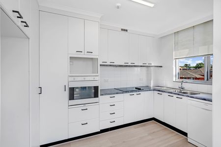 Light-Filled Sub-Penthouse with Panoramic Ocean and Valley Views - Photo 5