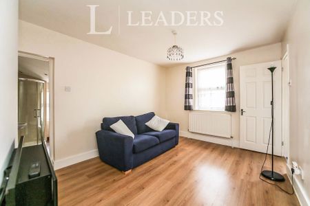 3 bedroom maisonette to rent Canterbury Street, Gillingham, ME7 - Photo 2