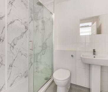 A spacious two bedroom first floor maisonette with private entrance... - Photo 4
