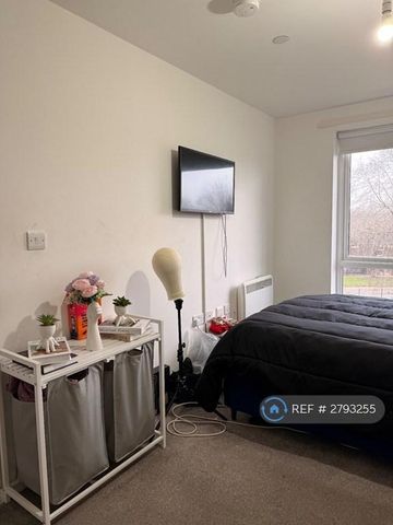 1 bedroom in a flat share to rent - Photo 5